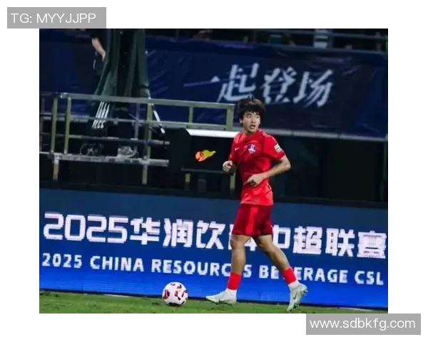 日本足球明星回国探亲期间与中国球迷亲密互动分享足球梦想 日本足球明星回国探亲期间与中国球迷亲密互动分享足球梦想