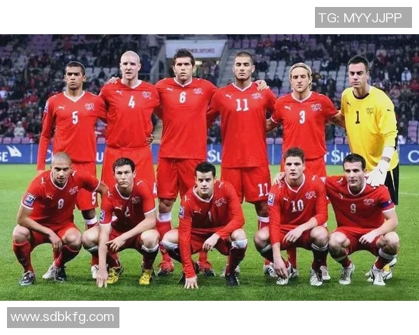 足球明星举起奖杯欢庆跳舞瞬间展现荣耀与激情的完美结合