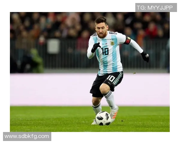 足球明星因玩手机被小孩质疑引发热议引发社会对偶像行为的讨论 足球明星因玩手机被小孩质疑引发热议引发社会对偶像行为的讨论