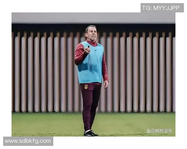 足球明星的低级失误背后隐藏的心理因素与职业生涯影响分析 足球明星的低级失误背后隐藏的心理因素与职业生涯影响分析